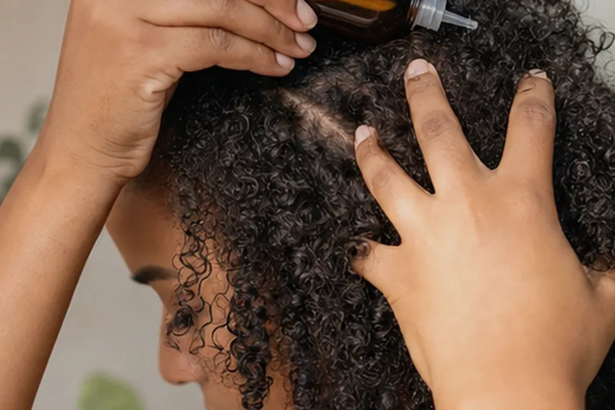 Redaktioneller Beauty-Moment zur Ausgangslage bei Tiefenreinigungsshampoo für strapaziertes Haar