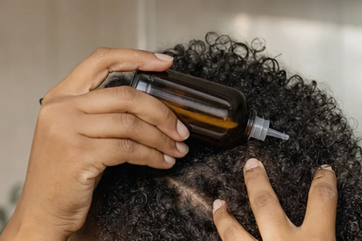 Authentischer Wohlfühlmoment passend zum Beauty-Thema Volumenspray für strapaziertes Haar