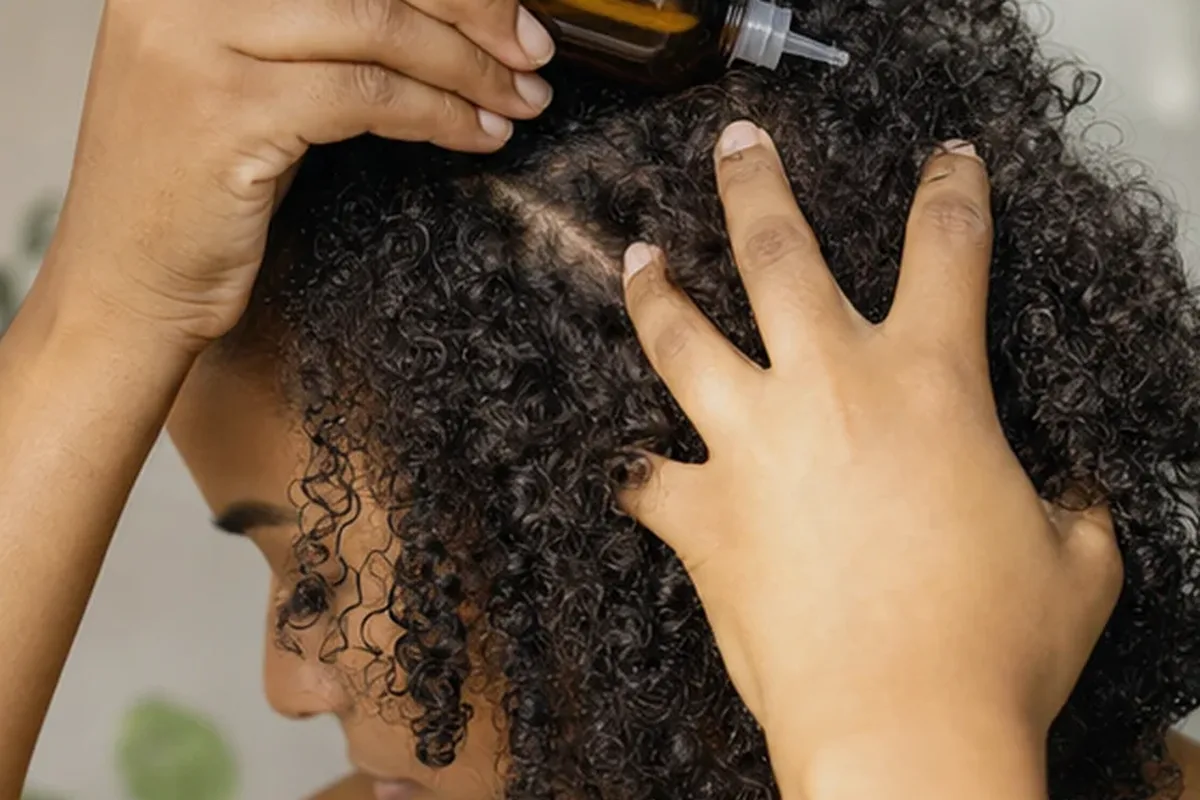 Authentischer Wohlfühlmoment passend zum Beauty-Thema Haarmaske bei Frizz