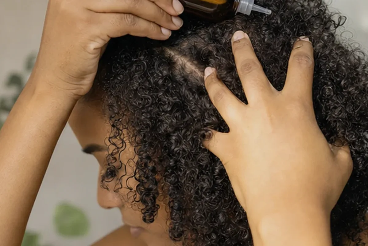 Redaktioneller Beauty-Moment zur Ausgangslage bei Hitzeschutz für strapaziertes Haar
