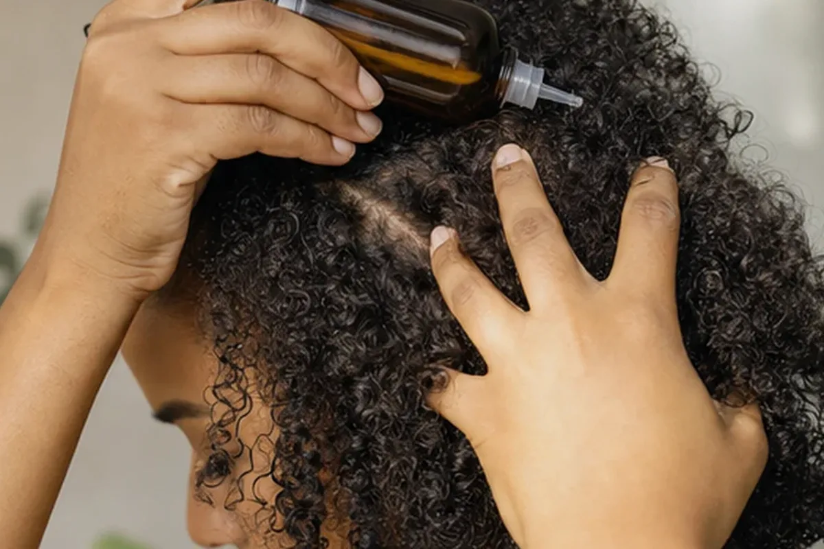 Authentischer Wohlfühlmoment passend zum Beauty-Thema Hitzeschutz für empfindliche Kopfhaut
