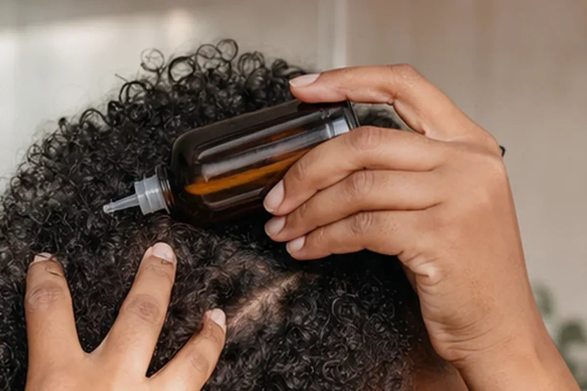Authentischer Wohlfühlmoment passend zum Beauty-Thema Hitzeschutz für lockiges Haar