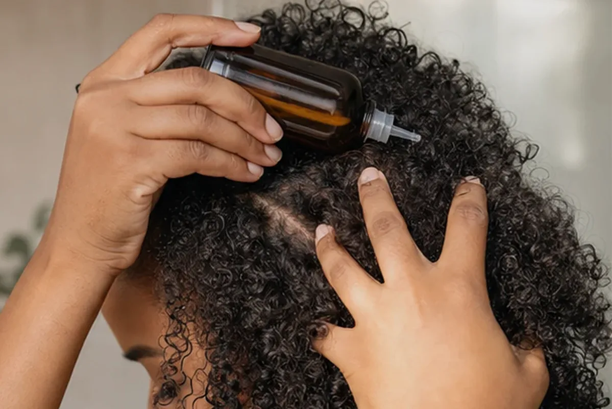 Redaktioneller Beauty-Moment zur Ausgangslage bei Haarbürste für strapaziertes Haar