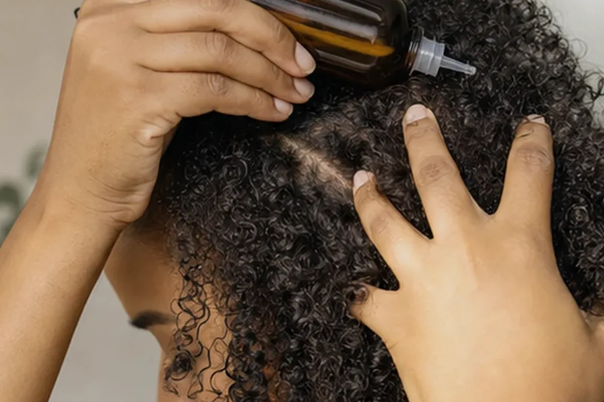 Hochwertige Beauty-Inszenierung zu Auswahlkriterien für Hitzeschutz bei Frizz