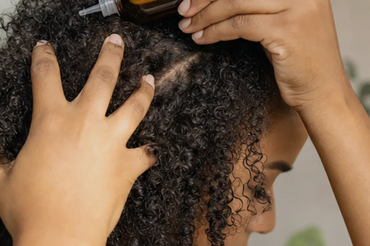 Emotionaler und authentischer Anwendungsmoment rund um Trockenshampoo bei fettigem Ansatz