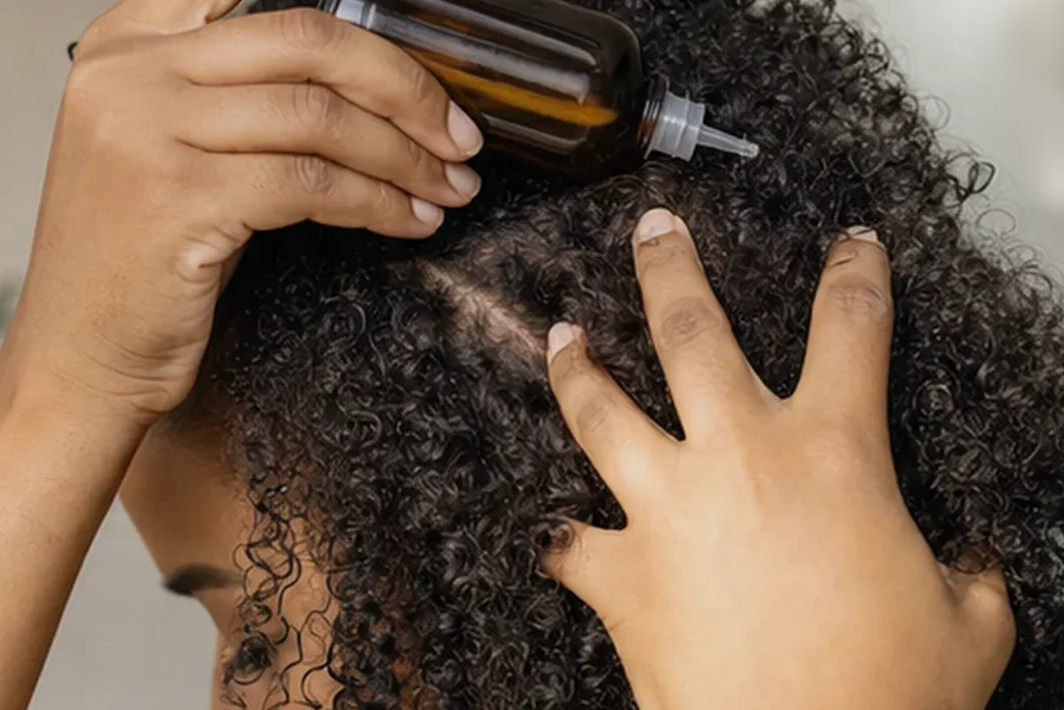Authentischer Wohlfühlmoment passend zum Beauty-Thema Mildes Shampoo bei Frizz