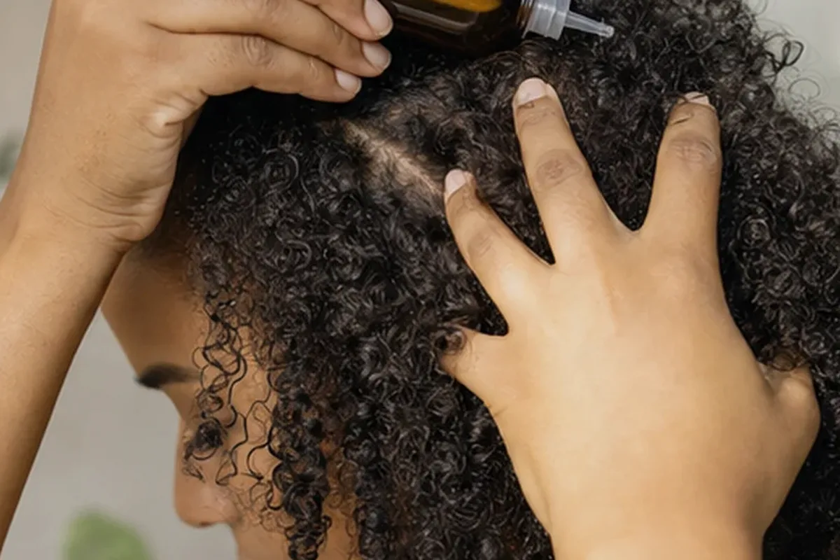 Authentischer Wohlfühlmoment passend zum Beauty-Thema Lockengel für strapaziertes Haar