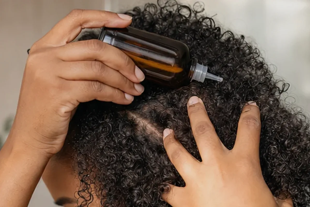 Emotionaler und authentischer Anwendungsmoment rund um Lockengel für feines Haar
