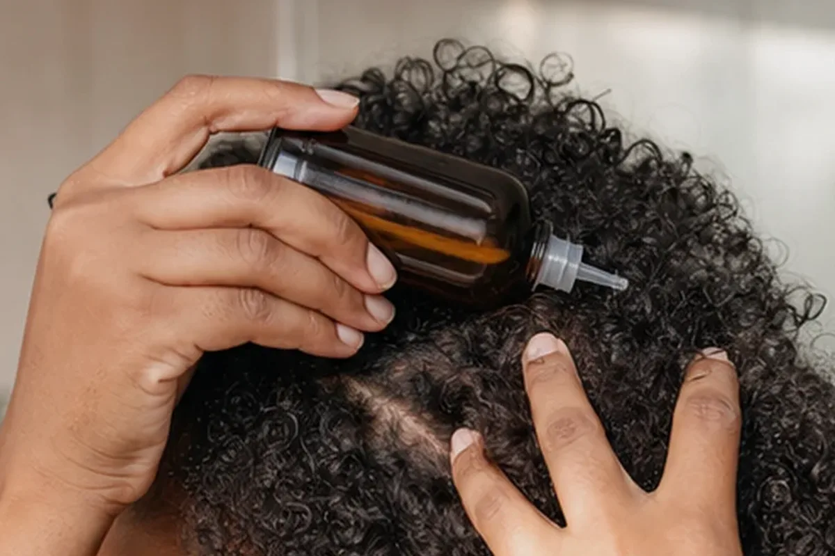 Authentischer Wohlfühlmoment passend zum Beauty-Thema Conditioner für strapaziertes Haar