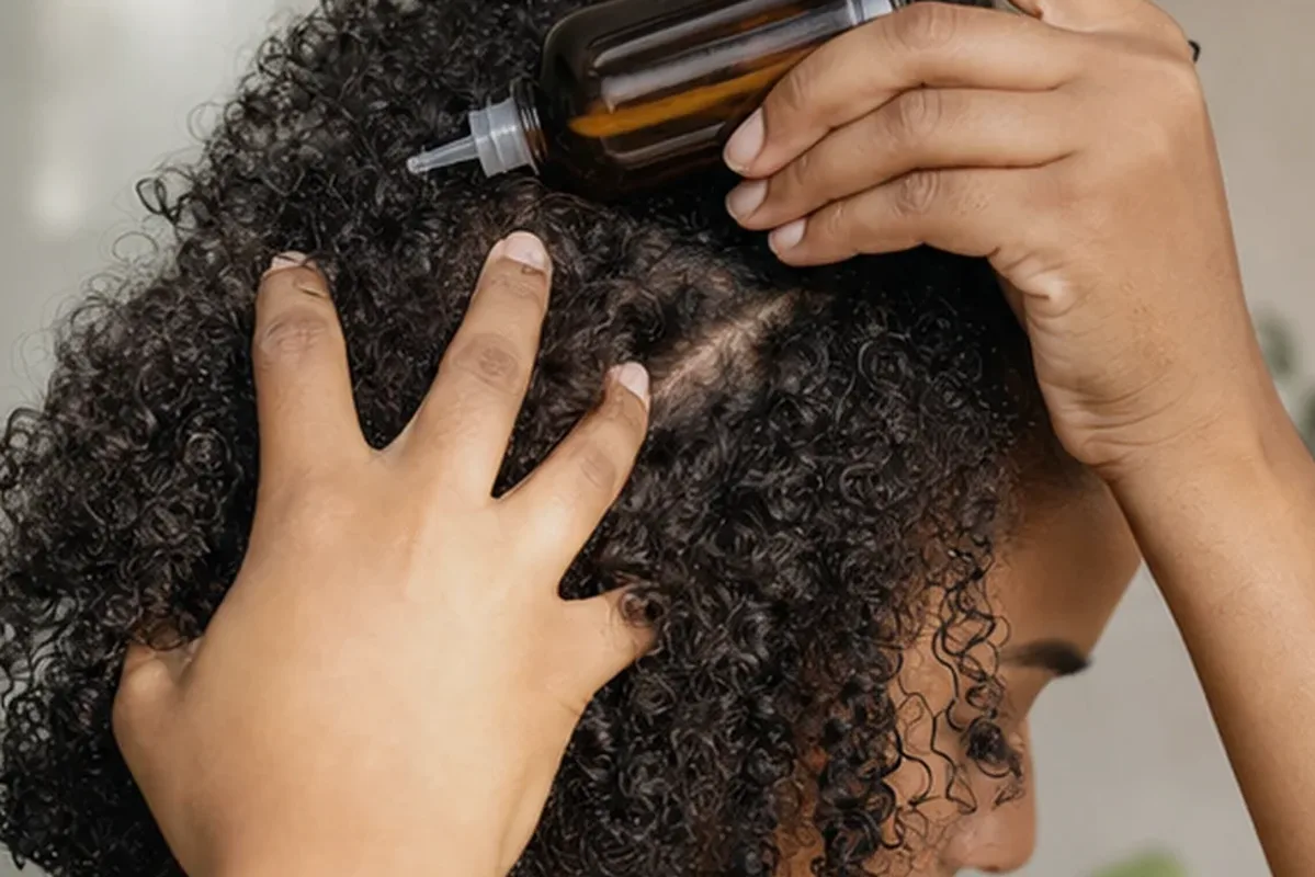 Redaktioneller Beauty-Moment zur Ausgangslage bei Haarmaske für strapaziertes Haar