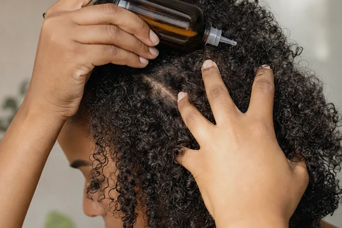 Hochwertige Beauty-Inszenierung zu Auswahlkriterien für Lockengel bei Haarbruch