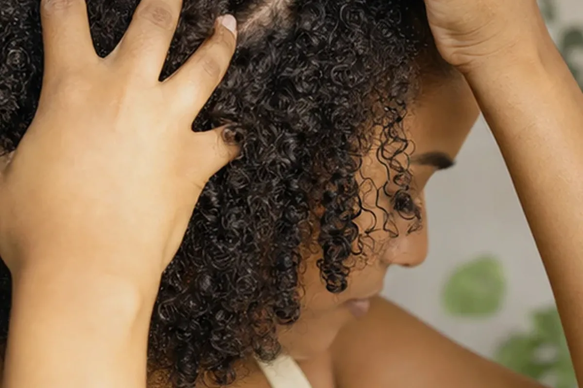 Authentischer Wohlfühlmoment passend zum Beauty-Thema Kopfhautserum bei Frizz
