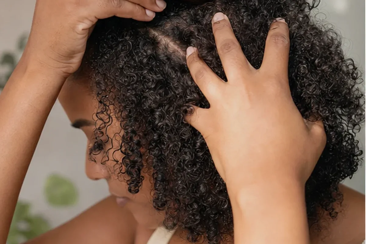 Redaktionelle Detailaufnahme zur Orientierung bei Haarmaske bei Frizz