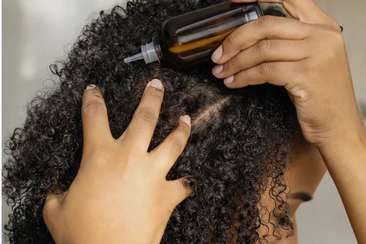 Authentische Beauty-Routine passend zum Thema Volumenspray für lockiges Haar