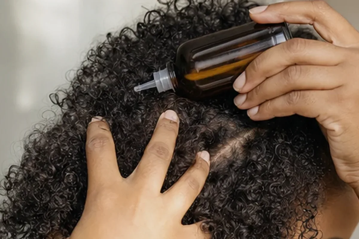 Redaktionelle Detailaufnahme zur Orientierung bei Lockencreme für empfindliche Kopfhaut