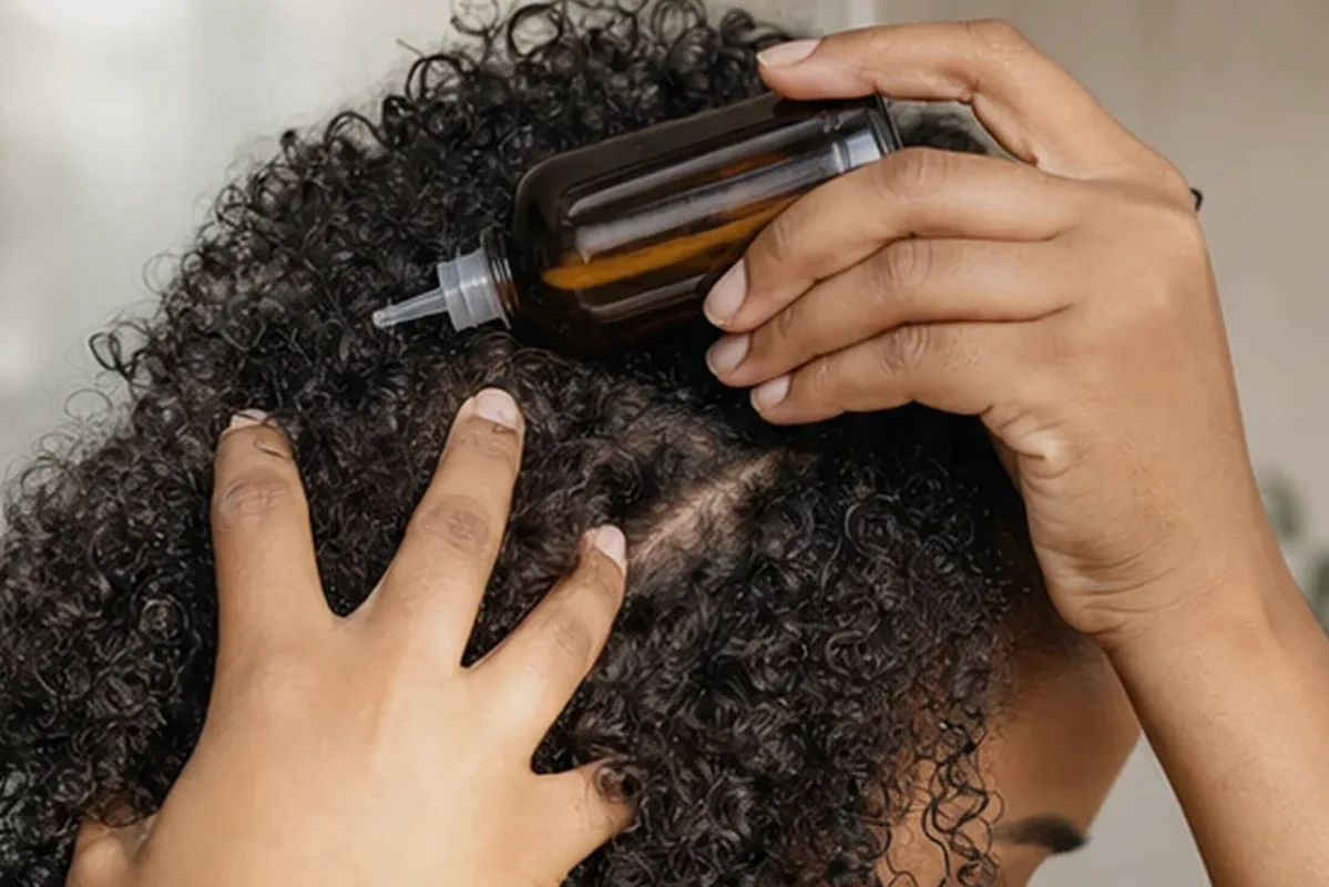 Authentischer Wohlfühlmoment passend zum Beauty-Thema Haarbürste für trockenes Haar