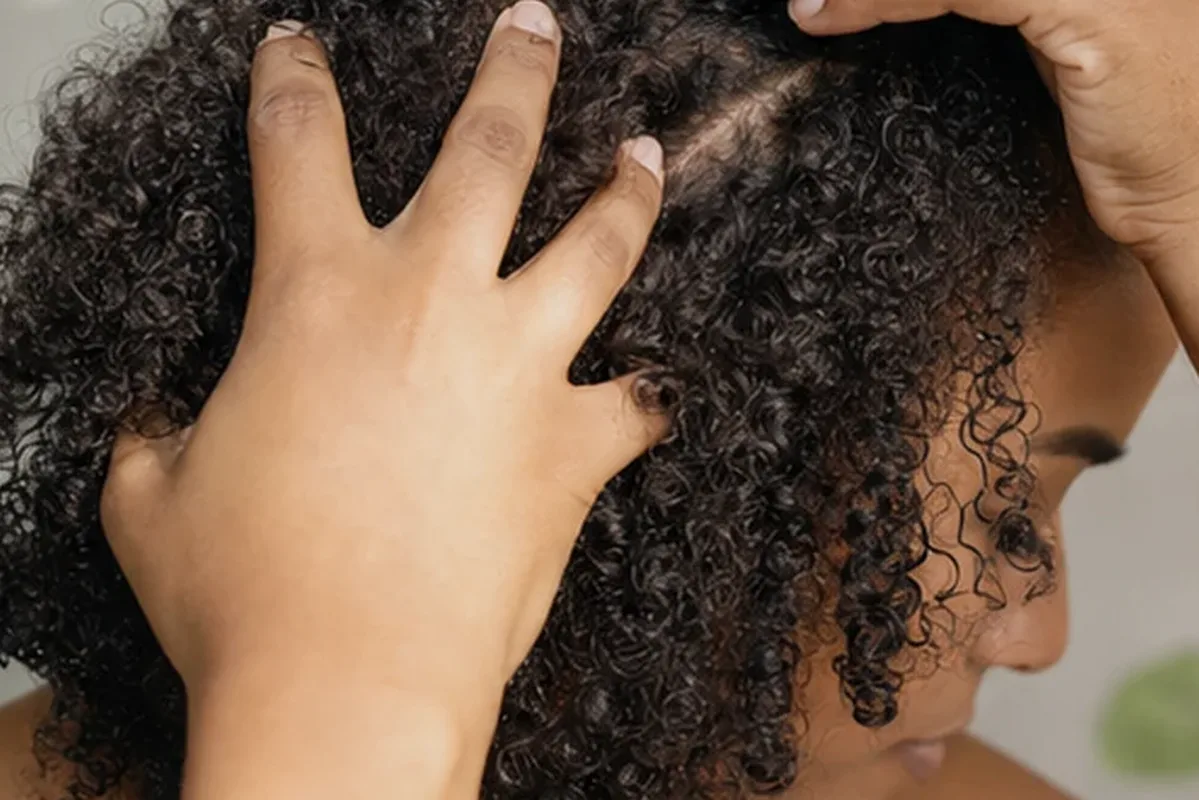 Authentische Beauty-Routine passend zum Thema Haarbürste bei fettigem Ansatz