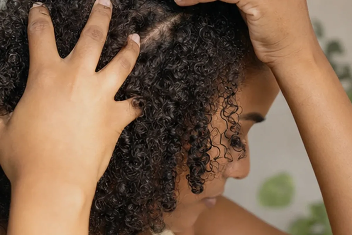 Authentischer Wohlfühlmoment passend zum Beauty-Thema Lockengel für lockiges Haar