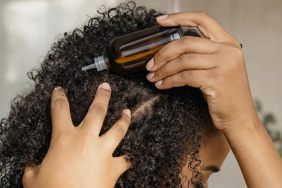 Authentischer Wohlfühlmoment passend zum Beauty-Thema Hitzeschutz für feines Haar