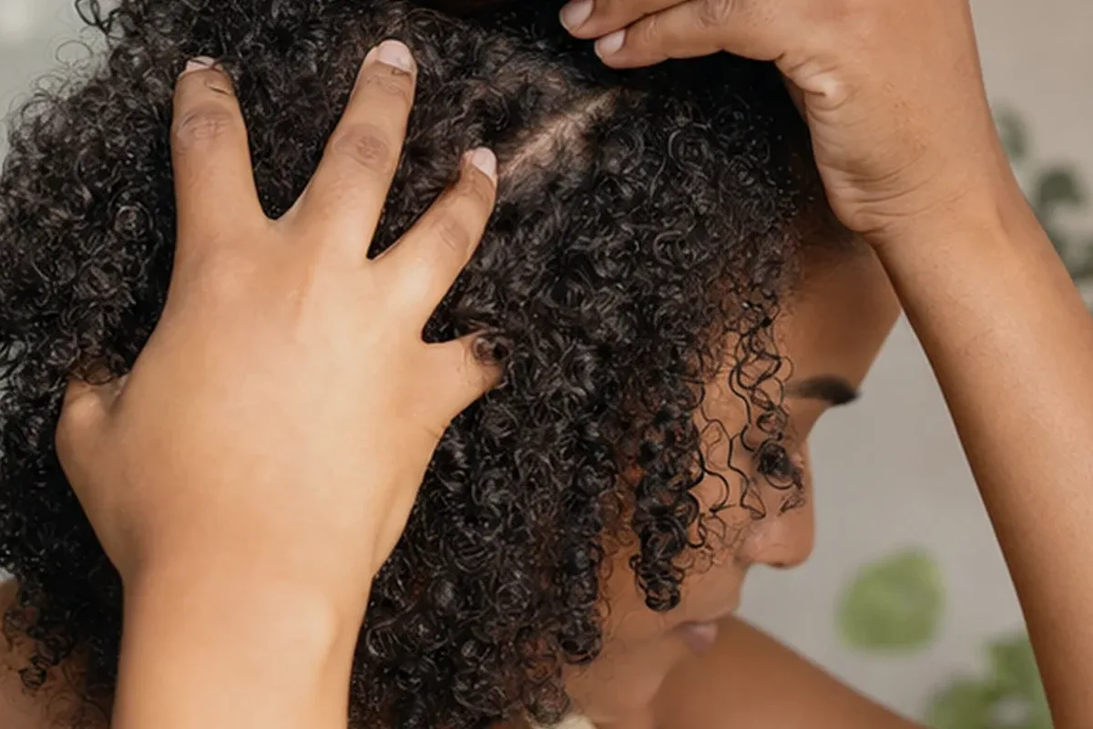 Authentische Beauty-Routine passend zum Thema Lockenpflege