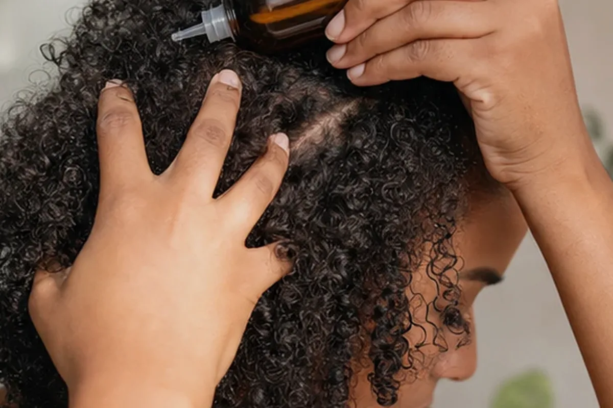 Emotionaler und authentischer Anwendungsmoment rund um Conditioner für strapaziertes Haar