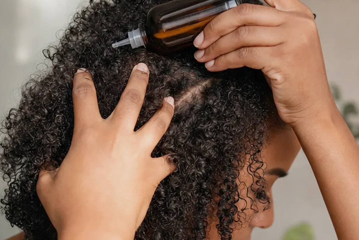 Emotionaler und authentischer Anwendungsmoment rund um Tiefenreinigungsshampoo für trockenes Haar