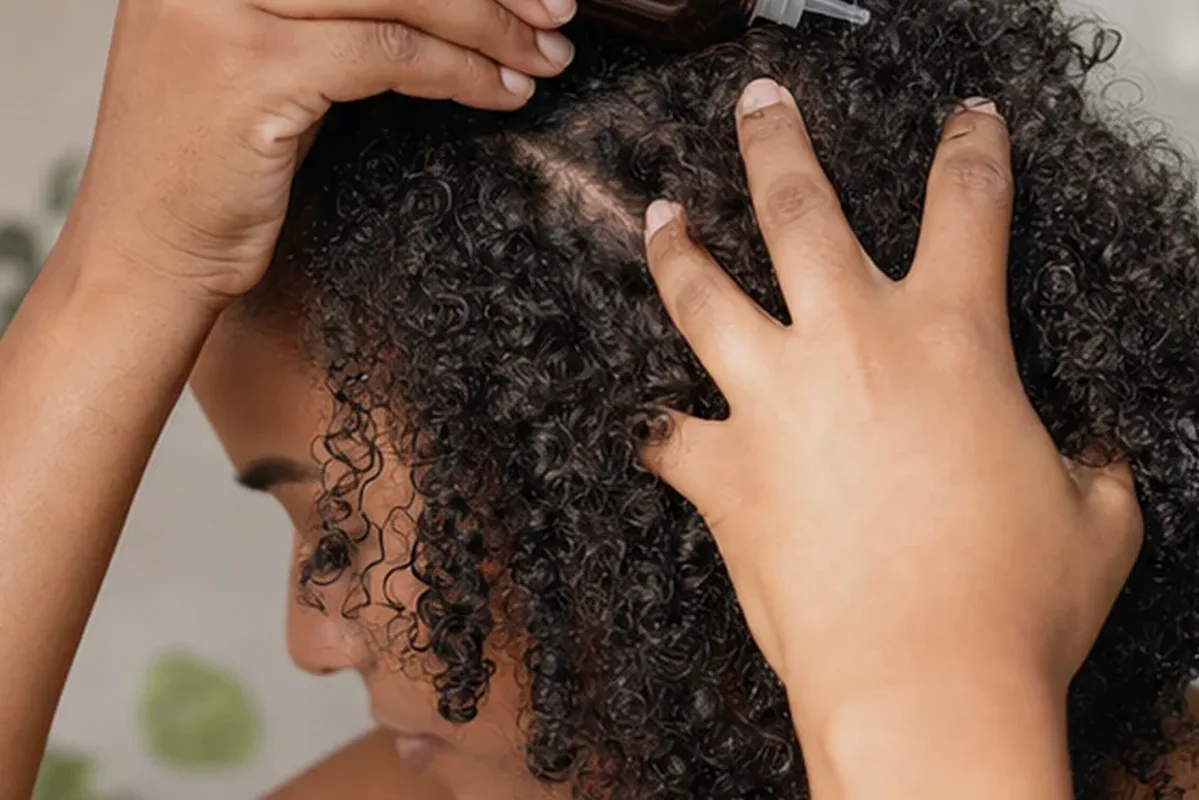 Hochwertige Beauty-Inszenierung zu Auswahlkriterien für Tiefenreinigungsshampoo bei Frizz