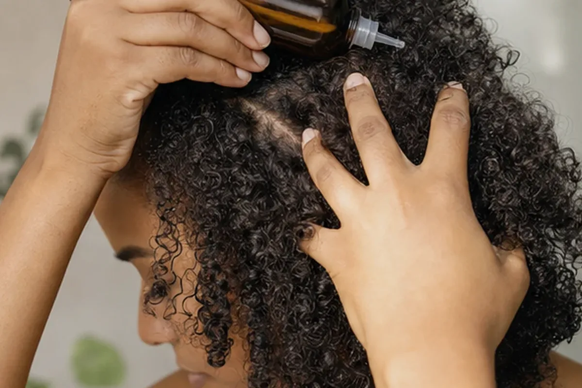 Redaktioneller Beauty-Moment zur Ausgangslage bei Haarbürste für trockenes Haar