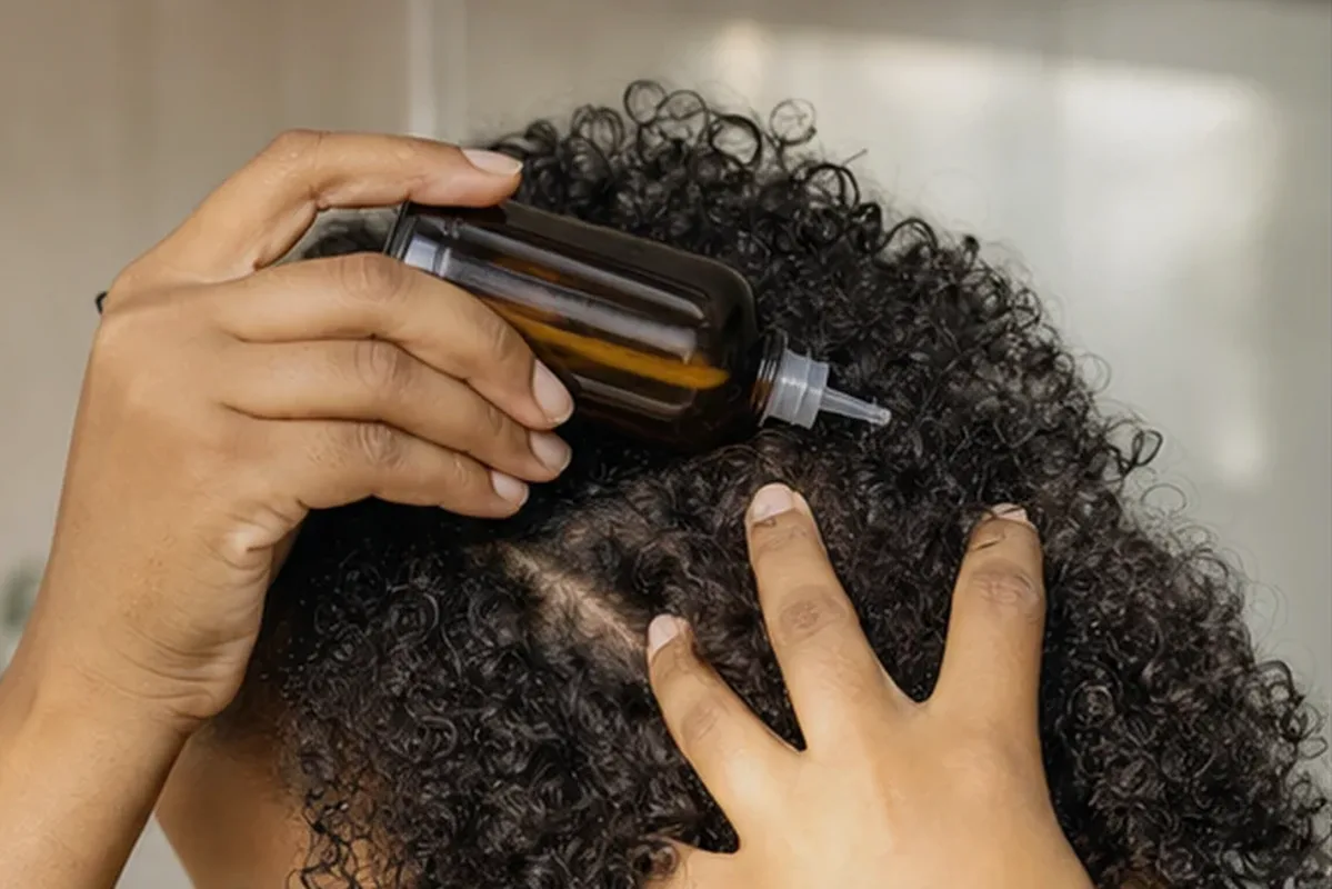Authentischer Wohlfühlmoment passend zum Beauty-Thema Tiefenreinigungsshampoo bei Frizz