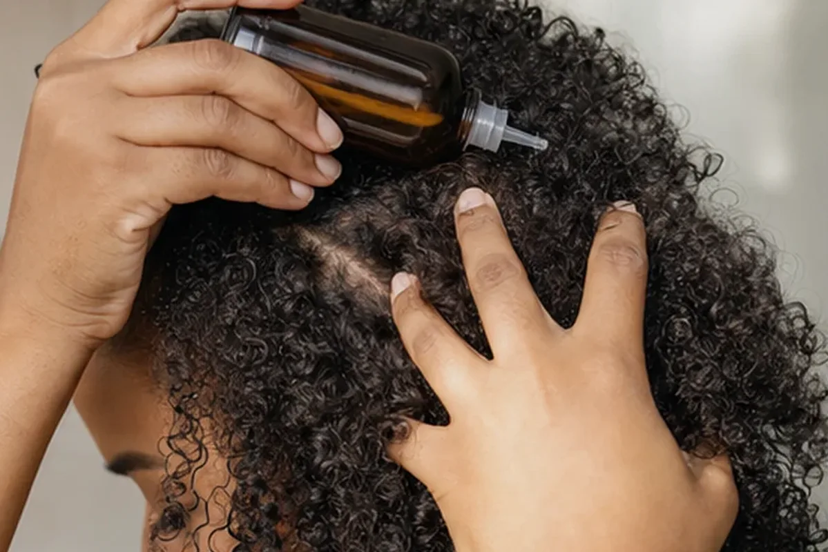 Authentische Beauty-Routine passend zum Thema Haarbürste für trockenes Haar