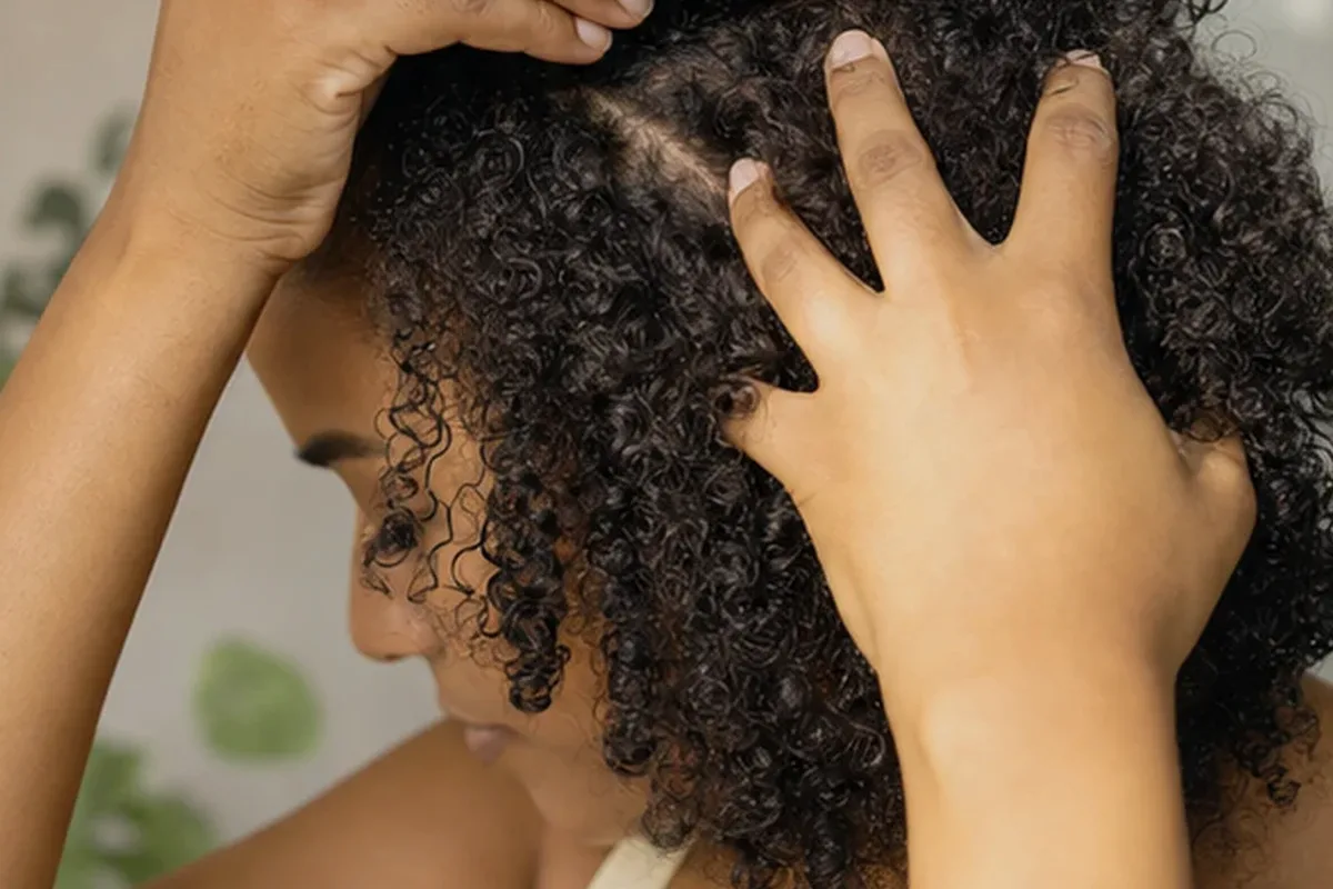 Authentische Beauty-Routine passend zum Thema Trockenshampoo für feines Haar