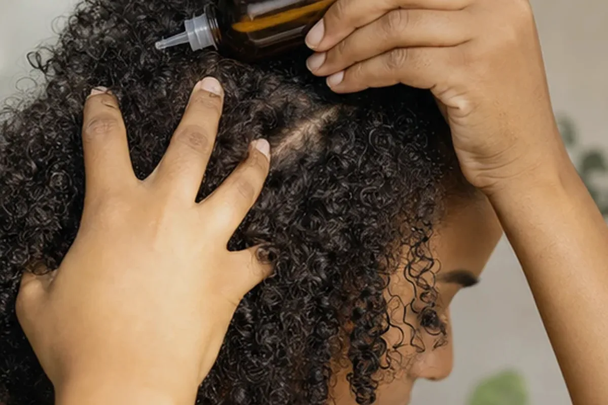 Redaktioneller Beauty-Moment zur Ausgangslage bei Hitzeschutz bei fettigem Ansatz