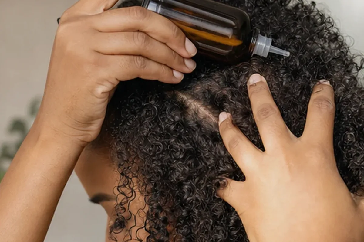 Authentische Beauty-Routine passend zum Thema Lockencreme für strapaziertes Haar