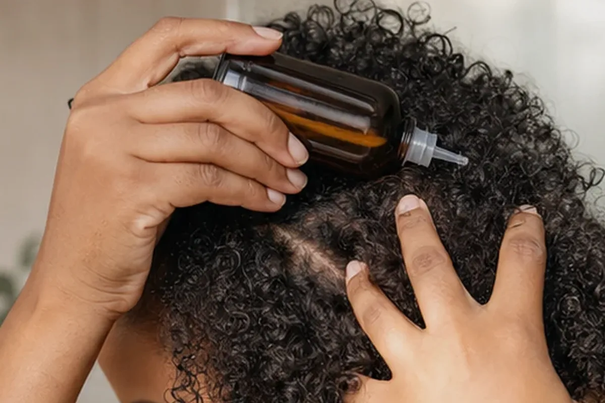 Redaktioneller Beauty-Moment zur Ausgangslage bei Hitzeschutz für strapaziertes Haar