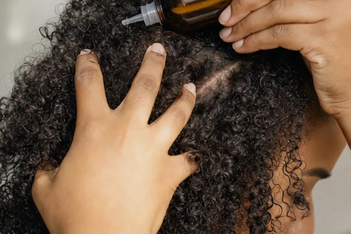 Redaktionelle Detailaufnahme zur Orientierung bei Tiefenreinigungsshampoo bei Haarbruch