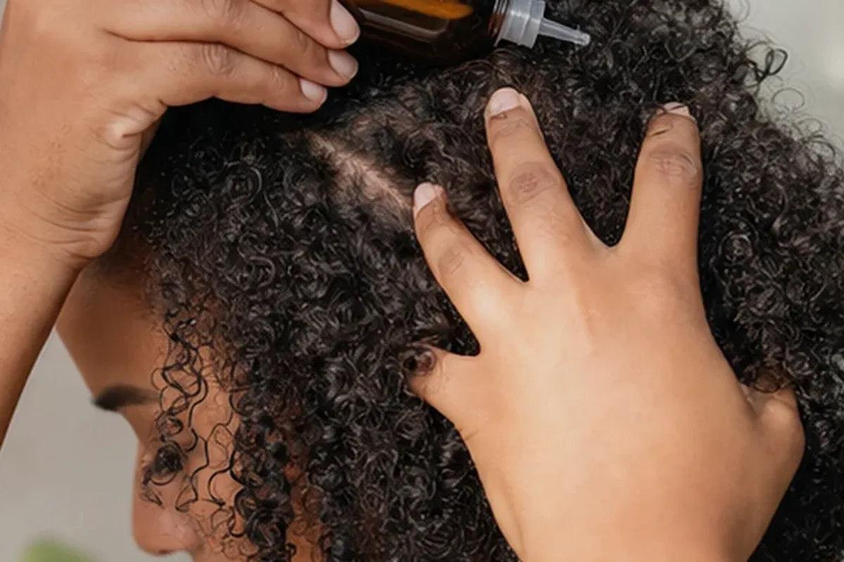 Emotionaler und authentischer Anwendungsmoment rund um Conditioner bei Frizz