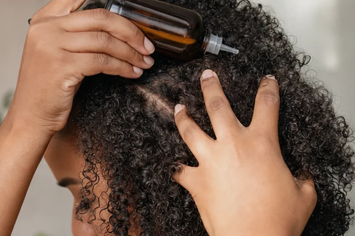 Redaktioneller Beauty-Moment zur Ausgangslage bei Trockenshampoo bei fettigem Ansatz