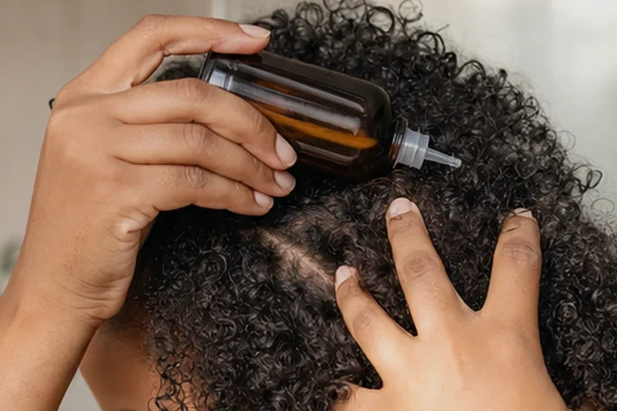 Emotionaler und authentischer Anwendungsmoment rund um Shampoo