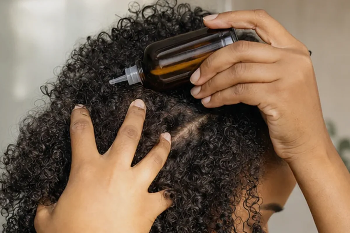 Emotionaler und authentischer Anwendungsmoment rund um Haarbürste bei Frizz