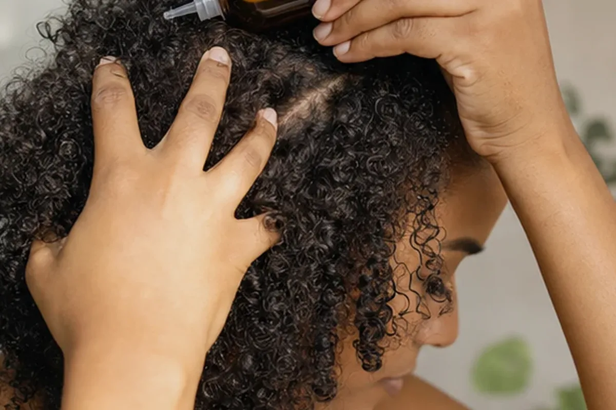 Hochwertige Beauty-Inszenierung zu Auswahlkriterien für Anti-Frizz-Pflege für feines Haar