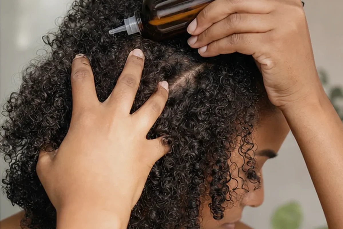 Authentischer Wohlfühlmoment passend zum Beauty-Thema Haaröl für empfindliche Kopfhaut