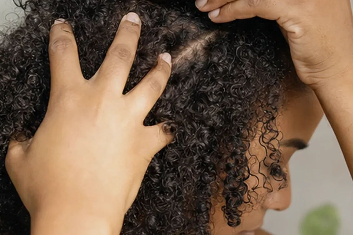Redaktioneller Beauty-Moment zur Ausgangslage bei Haarmaske bei Frizz