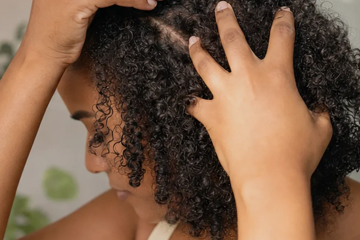 Redaktionelle Detailaufnahme zur Orientierung bei Silbershampoo für feines Haar