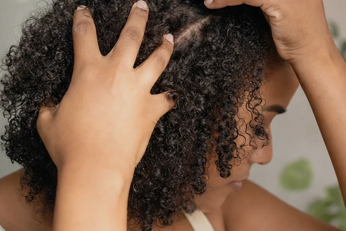 Authentische Beauty-Routine passend zum Thema Silbershampoo bei Haarbruch
