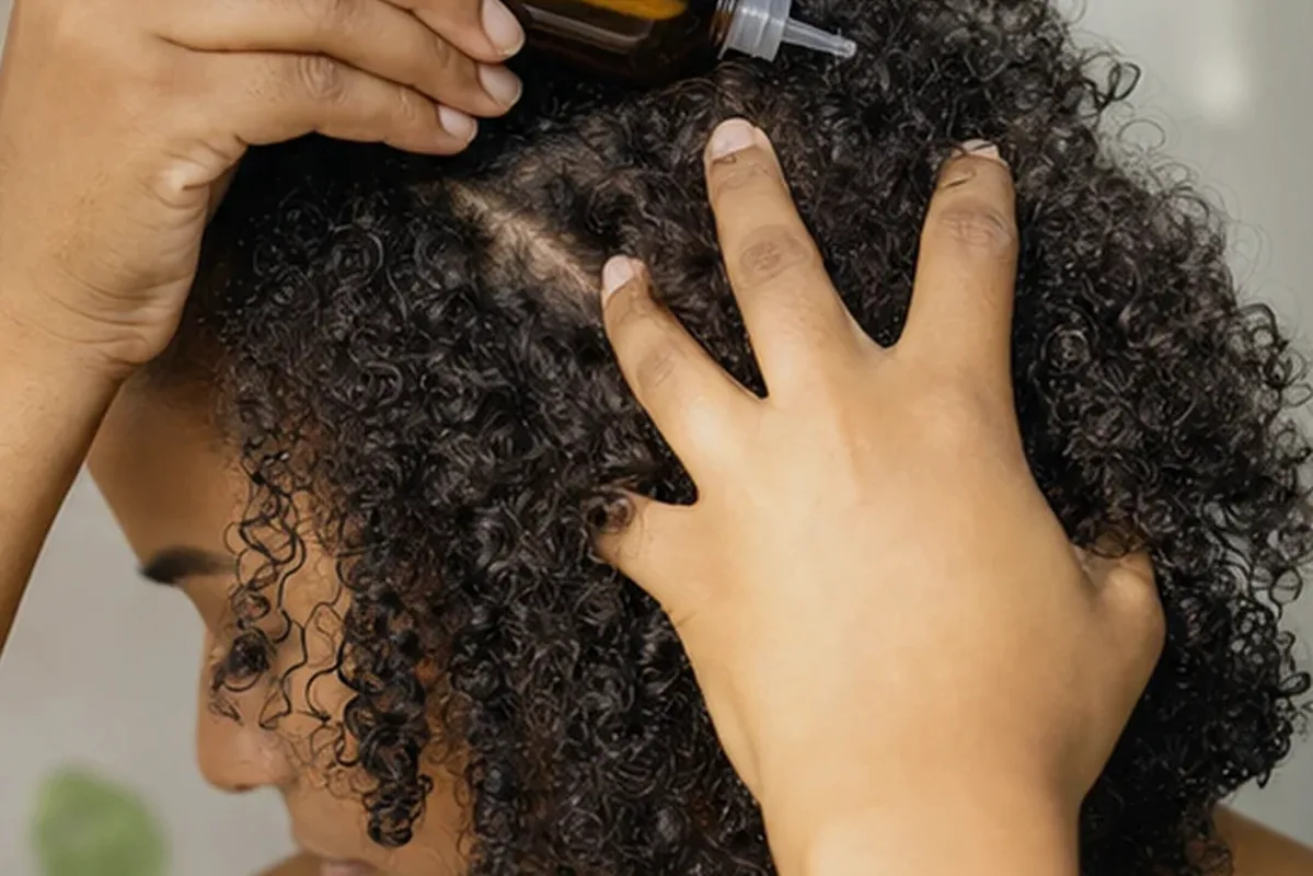 Redaktioneller Beauty-Moment zur Ausgangslage bei Hitzeschutz bei Frizz