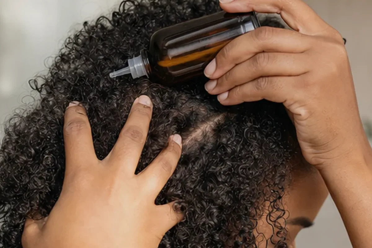 Redaktionelle Detailaufnahme zur Orientierung bei Mildes Shampoo bei Frizz