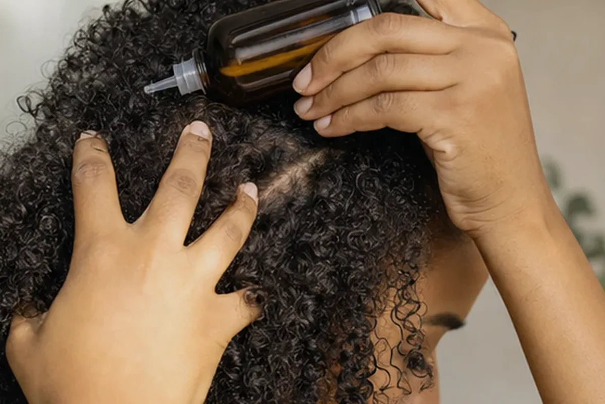 Hochwertige Beauty-Inszenierung zu Auswahlkriterien für Haaröl für strapaziertes Haar