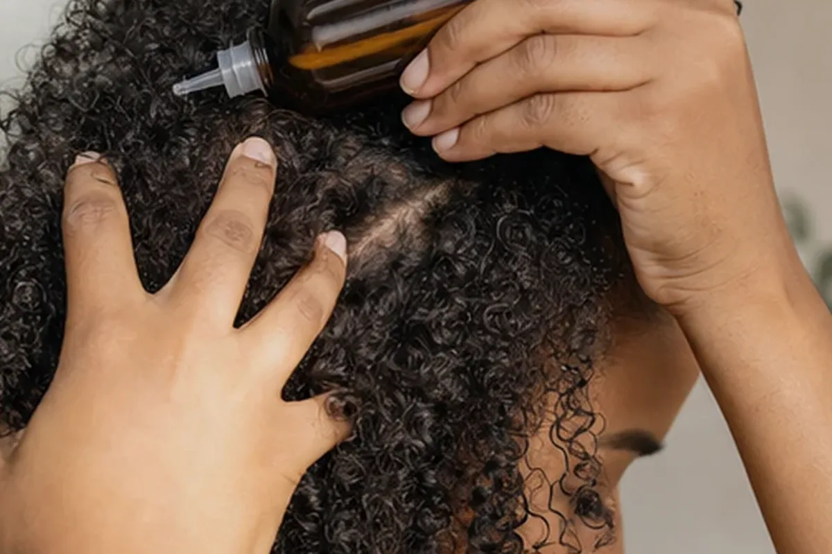 Hochwertige Beauty-Inszenierung zu Auswahlkriterien für Lockencreme für strapaziertes Haar