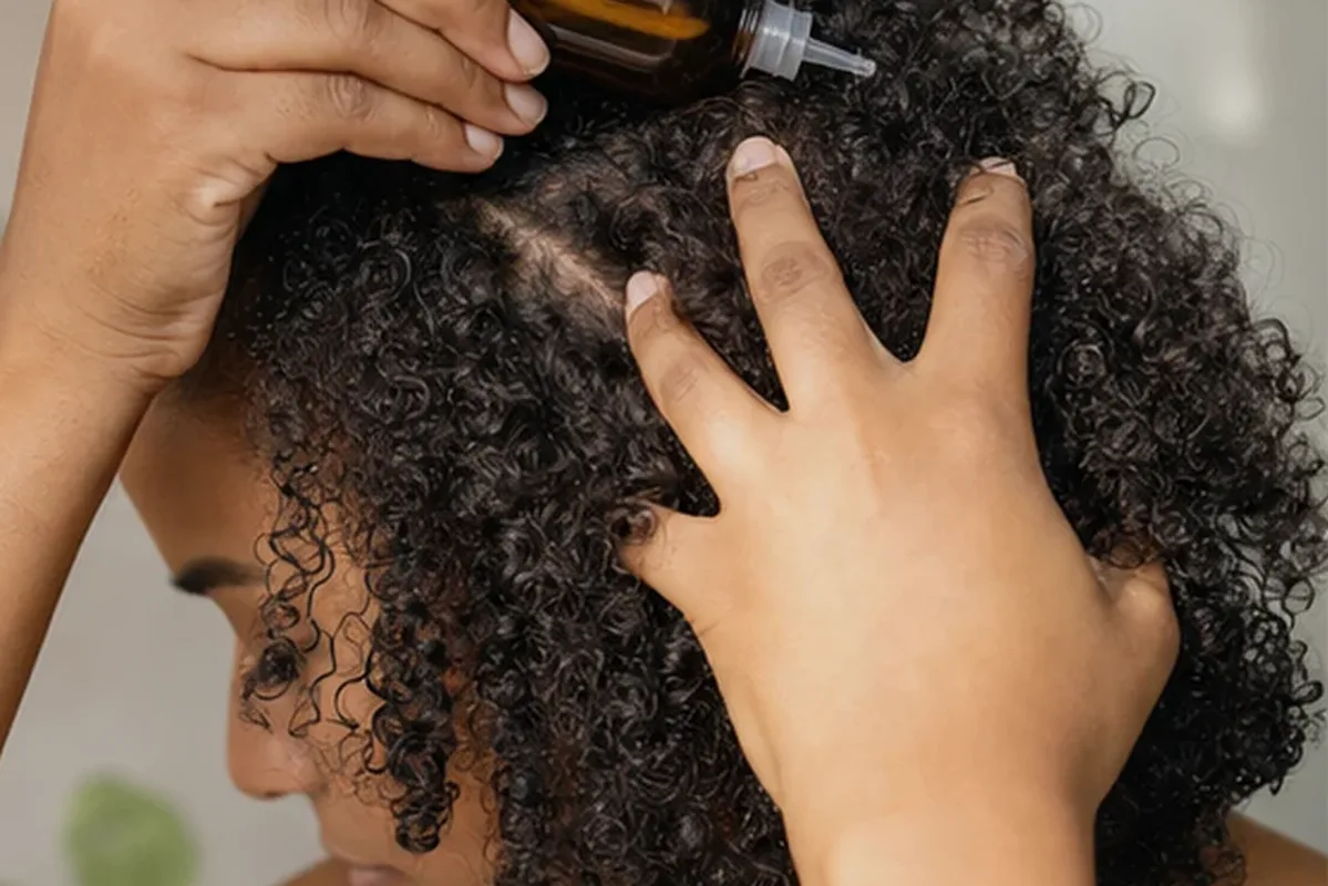 Authentische Beauty-Routine passend zum Thema Haarmaske bei fettigem Ansatz