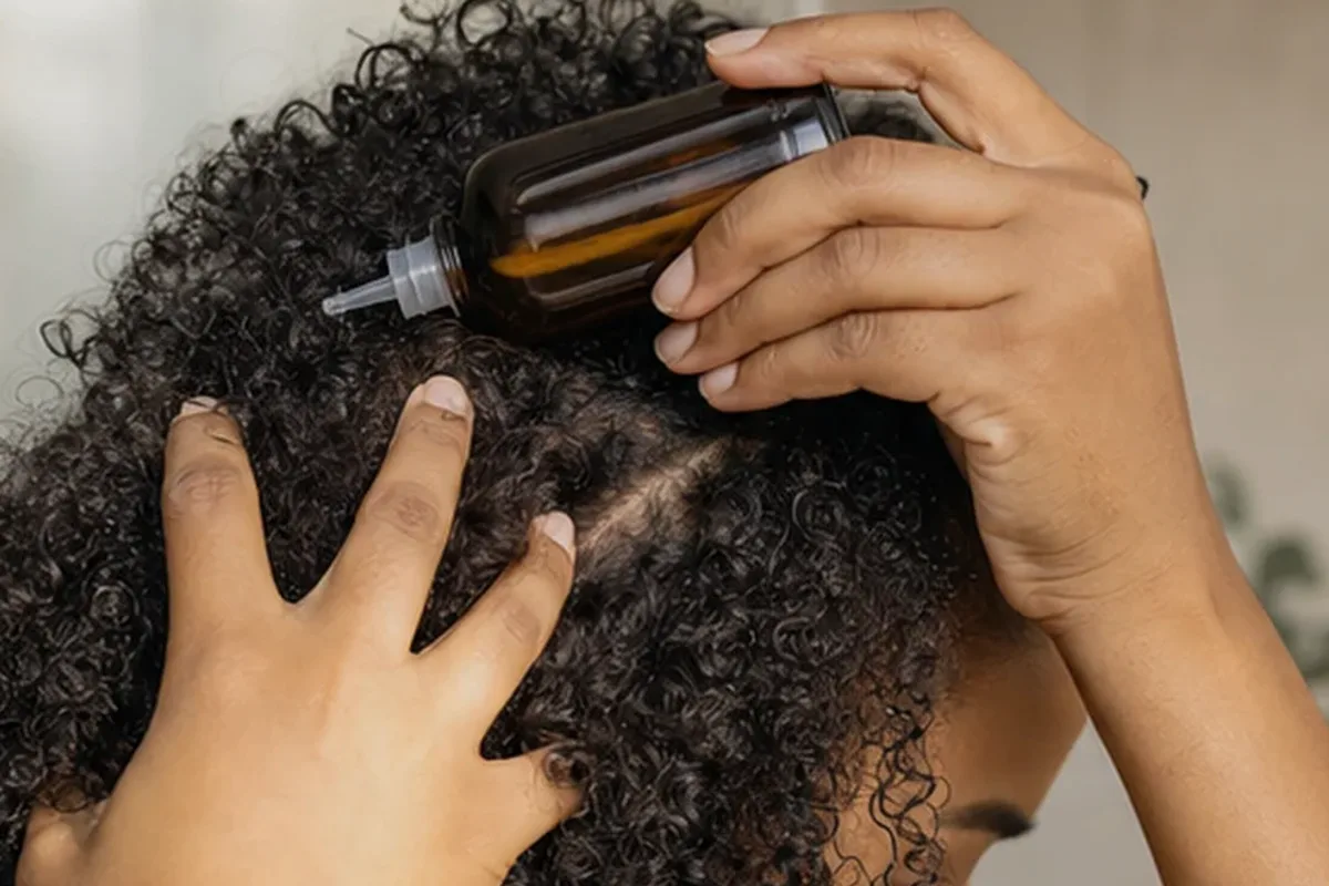 Hochwertige Beauty-Inszenierung zu Auswahlkriterien für Haartrockner für lockiges Haar